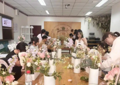 学生们运用色彩搭配和造型技巧深化领会